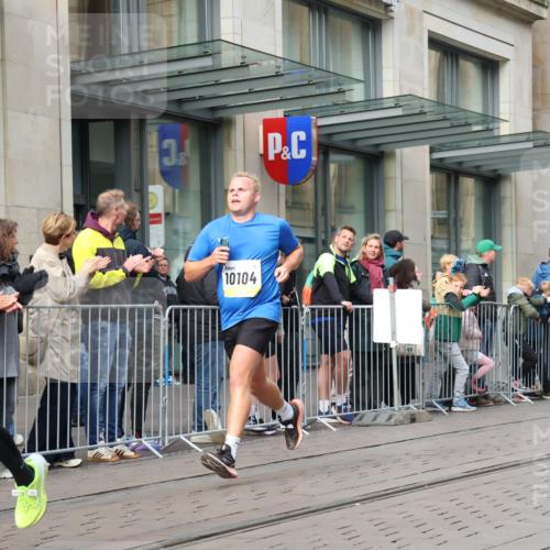 05.10.2025 - 20. swb-Marathon Bremen Strokosch-Dieckow http://msf.ph/oto/9233115 05.10.2025 10:41:44 Ziel 8187, 9364, 9504, 9849, 9884, 10104, 10155, 10691, 10838, 10880, 11217, 11422, 11581, 11710, 8187, 9364, 9504, 9849, 9884, 10104, 10155, 10691, 10838, 10880, 11217, 11422, 11581, 11710 meine-sportfotos.de