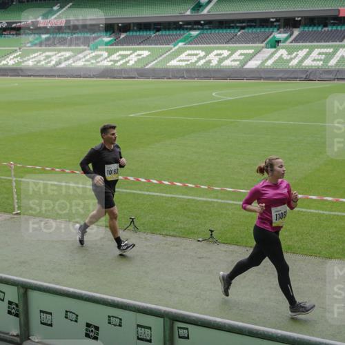 05.10.2025 - 20. swb-Marathon Bremen Michael Burmester http://msf.ph/oto/9233194 05.10.2025 10:31:18 Laufen im Stadion 7251, 9004, 9172, 9196, 9214, 9230, 9252, 9263, 9267, 9277, 9287, 9333, 9337, 9399, 9416, 9425, 9431, 9449, 9457, 9506, 9584, 9645, 9676, 9683, 9708, 9715, 9742, 9787, 9791, 9852, 9894, 9903, 9934, 10014, 10016, 10020, 10066, 10163, 10199, 10222, 10240, 10251, 10279, 10317, 10321, 10356, 10378, 10380, 10438, 10449, 10479, 10514, 10537, 10543, 10556, 10609, 10625, 10636, 10638, 10655, 10668, 10669, 10698, 10743, 7733, 9209, 9251, 9906 meine-sportfotos.de