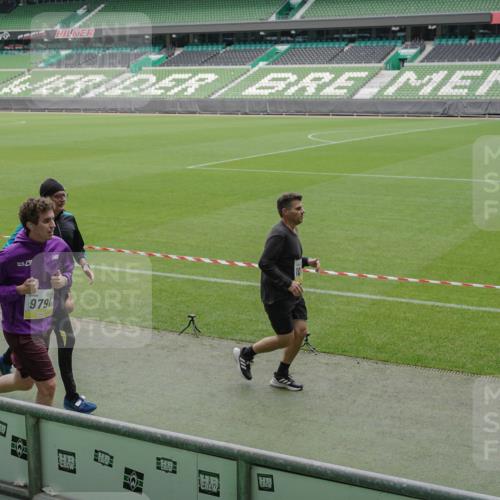 05.10.2025 - 20. swb-Marathon Bremen Michael Burmester http://msf.ph/oto/9233211 05.10.2025 10:31:18 Laufen im Stadion 7251, 9004, 9172, 9196, 9214, 9230, 9252, 9263, 9267, 9277, 9287, 9333, 9337, 9399, 9416, 9425, 9431, 9449, 9457, 9506, 9584, 9645, 9676, 9683, 9708, 9715, 9742, 9787, 9791, 9852, 9894, 9903, 9934, 10014, 10016, 10020, 10066, 10163, 10199, 10222, 10240, 10251, 10279, 10317, 10321, 10356, 10378, 10380, 10438, 10449, 10479, 10514, 10537, 10543, 10556, 10609, 10625, 10636, 10638, 10655, 10668, 10669, 10698, 10743, 7733, 9209, 9251, 9906 meine-sportfotos.de