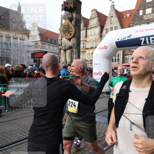 05.10.2025 - 20. swb-Marathon Bremen Yannick Fuchs http://msf.ph/oto/9233289 05.10.2025 11:03:35 Ziel 7776, 9224, 9225, 9308, 9498, 9850, 10446, 10963, 10995, 11103, 11124, 11150, 11236, 11502 meine-sportfotos.de