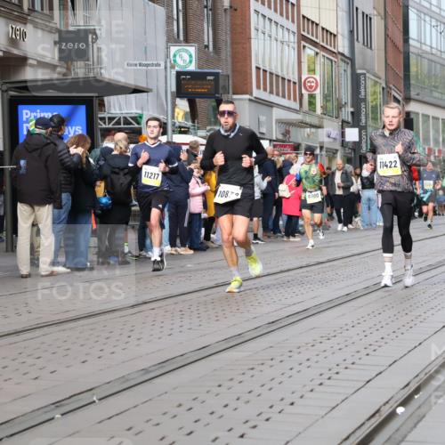 05.10.2025 - 20. swb-Marathon Bremen Strokosch-Dieckow http://msf.ph/oto/9233294 05.10.2025 10:41:59 Ziel 8187, 9364, 9504, 9700, 9775, 10208, 10375, 10838, 11217, 11230, 11422, 11725, 8187, 9364, 9504, 9700, 9775, 10208, 10375, 10838, 11217, 11230, 11422, 11725 meine-sportfotos.de