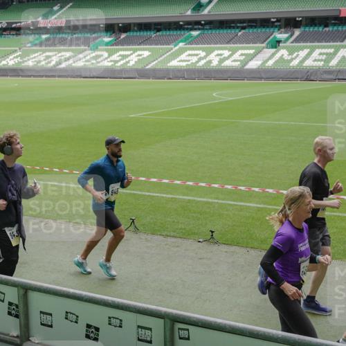 05.10.2025 - 20. swb-Marathon Bremen Michael Burmester http://msf.ph/oto/9233297 05.10.2025 10:31:20 Laufen im Stadion 7251, 9004, 9172, 9196, 9214, 9230, 9252, 9263, 9267, 9277, 9287, 9333, 9337, 9399, 9416, 9425, 9431, 9449, 9457, 9506, 9584, 9645, 9676, 9683, 9708, 9715, 9742, 9787, 9791, 9852, 9894, 9903, 9934, 10014, 10016, 10020, 10066, 10163, 10199, 10222, 10240, 10251, 10279, 10317, 10321, 10356, 10378, 10380, 10438, 10449, 10479, 10514, 10537, 10543, 10556, 10609, 10636, 10638, 10655, 10668, 10669, 10698, 10719, 10743, 7733, 9209, 9230, 9251, 9906 meine-sportfotos.de