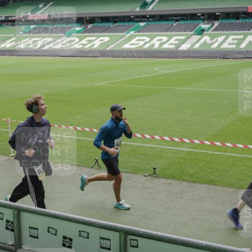 05.10.2025 - 20. swb-Marathon Bremen Michael Burmester http://msf.ph/oto/9233304 05.10.2025 10:31:20 Laufen im Stadion 7251, 9004, 9172, 9196, 9214, 9230, 9252, 9263, 9267, 9277, 9287, 9333, 9337, 9399, 9416, 9425, 9431, 9449, 9457, 9506, 9584, 9645, 9676, 9683, 9708, 9715, 9742, 9787, 9791, 9852, 9894, 9903, 9934, 10014, 10016, 10020, 10066, 10163, 10199, 10222, 10240, 10251, 10279, 10317, 10321, 10356, 10378, 10380, 10438, 10449, 10479, 10514, 10537, 10543, 10556, 10609, 10636, 10638, 10655, 10668, 10669, 10698, 10719, 10743, 7733, 9209, 9230, 9251, 9906 meine-sportfotos.de
