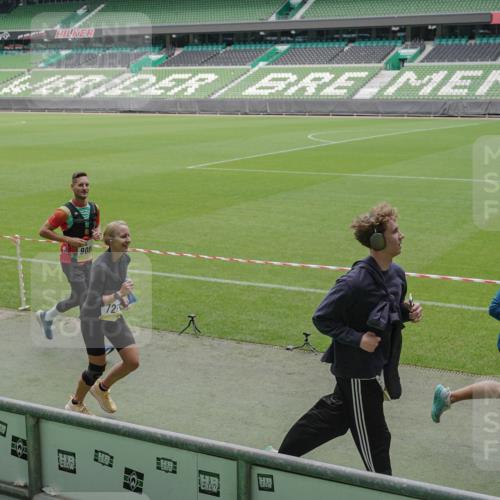 05.10.2025 - 20. swb-Marathon Bremen Michael Burmester http://msf.ph/oto/9233331 05.10.2025 10:31:21 Laufen im Stadion 7251, 9004, 9172, 9196, 9214, 9252, 9263, 9267, 9277, 9287, 9333, 9337, 9399, 9416, 9425, 9431, 9449, 9457, 9506, 9584, 9645, 9676, 9683, 9708, 9715, 9742, 9787, 9791, 9852, 9894, 9903, 9934, 10014, 10016, 10020, 10066, 10163, 10199, 10222, 10240, 10251, 10279, 10317, 10321, 10356, 10378, 10380, 10438, 10449, 10479, 10514, 10537, 10543, 10556, 10609, 10636, 10638, 10655, 10668, 10669, 10698, 10719, 10743, 7733, 9209, 9230, 9251, 9906 meine-sportfotos.de