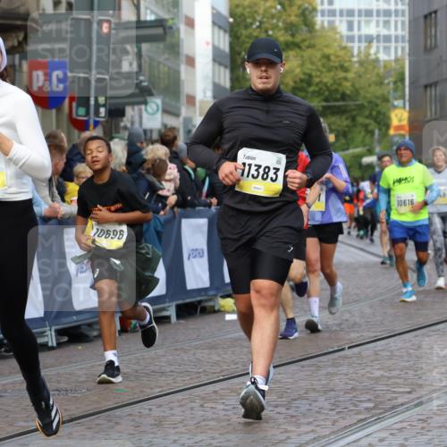 05.10.2025 - 20. swb-Marathon Bremen Strokosch-Dieckow http://msf.ph/oto/9233431 05.10.2025 10:53:47 Ziel 9494, 9701, 9934, 10020, 10046, 10416, 10616, 10696, 10906, 10966, 11141, 11383, 11445, 11533 meine-sportfotos.de