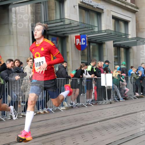 05.10.2025 - 20. swb-Marathon Bremen Strokosch-Dieckow http://msf.ph/oto/9233446 05.10.2025 10:42:06 Ziel 8187, 9700, 9775, 10208, 10375, 10838, 11217, 11230, 11422, 11725, 8187, 9700, 9775, 10208, 10375, 10838, 11217, 11230, 11422, 11725 meine-sportfotos.de