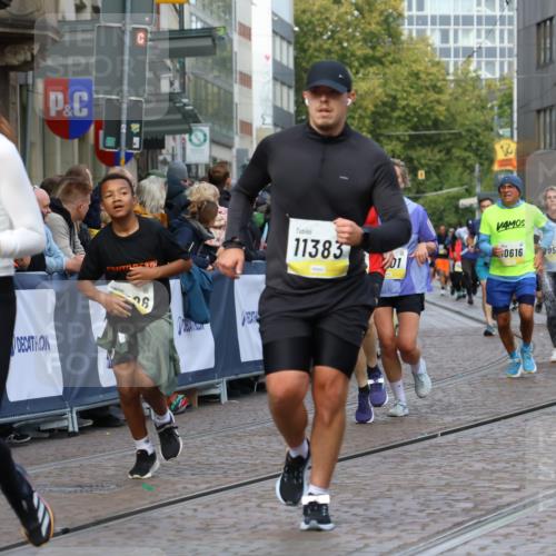 05.10.2025 - 20. swb-Marathon Bremen Strokosch-Dieckow http://msf.ph/oto/9233467 05.10.2025 10:53:48 Ziel 9456, 9494, 9701, 9934, 10046, 10416, 10616, 10696, 10906, 10966, 11141, 11383, 11445, 11533 meine-sportfotos.de