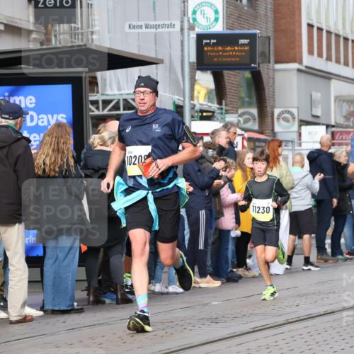 05.10.2025 - 20. swb-Marathon Bremen Strokosch-Dieckow http://msf.ph/oto/9233469 05.10.2025 10:42:08 Ziel 9700, 9775, 10208, 10375, 10592, 11178, 11217, 11230, 11725, 9700, 9775, 10208, 10375, 10592, 11178, 11217, 11230, 11725 meine-sportfotos.de