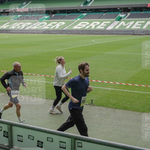 05.10.2025 - 20. swb-Marathon Bremen Michael Burmester http://msf.ph/oto/9233475 05.10.2025 10:31:26 Laufen im Stadion 7251, 9004, 9172, 9196, 9252, 9256, 9263, 9267, 9277, 9287, 9337, 9399, 9416, 9425, 9431, 9449, 9457, 9506, 9581, 9584, 9645, 9676, 9683, 9708, 9715, 9742, 9791, 9852, 9903, 9934, 10014, 10016, 10020, 10029, 10163, 10199, 10206, 10222, 10226, 10240, 10251, 10279, 10296, 10310, 10317, 10321, 10335, 10356, 10438, 10449, 10479, 10514, 10537, 10543, 10609, 10636, 10638, 10655, 10668, 10669, 10698, 10719, 10743, 7733, 9214, 9230, 9251 meine-sportfotos.de