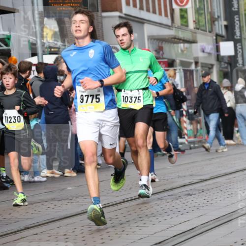 05.10.2025 - 20. swb-Marathon Bremen Strokosch-Dieckow http://msf.ph/oto/9233483 05.10.2025 10:42:09 Ziel 9700, 9775, 10208, 10375, 10592, 11178, 11230, 11725, 9700, 9775, 10208, 10375, 10592, 11178, 11230, 11725 meine-sportfotos.de
