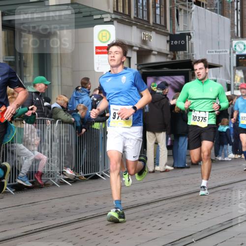 05.10.2025 - 20. swb-Marathon Bremen Strokosch-Dieckow http://msf.ph/oto/9233503 05.10.2025 10:42:11 Ziel 9700, 9775, 10208, 10375, 10592, 11178, 11230, 11725, 9700, 9775, 10208, 10375, 10592, 11178, 11230, 11725 meine-sportfotos.de