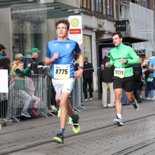 05.10.2025 - 20. swb-Marathon Bremen Strokosch-Dieckow http://msf.ph/oto/9233514 05.10.2025 10:42:11 Ziel 9700, 9775, 10208, 10375, 10592, 11178, 11230, 11725, 9700, 9775, 10208, 10375, 10592, 11178, 11230, 11725 meine-sportfotos.de