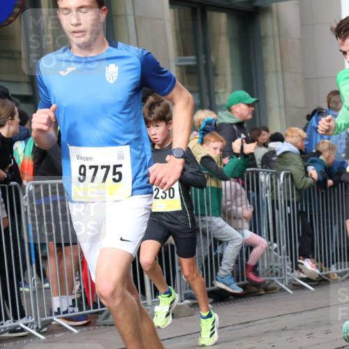 05.10.2025 - 20. swb-Marathon Bremen Strokosch-Dieckow http://msf.ph/oto/9233525 05.10.2025 10:42:12 Ziel 9700, 9775, 10208, 10375, 10592, 11178, 11230, 11725, 9700, 9775, 10208, 10375, 10592, 11178, 11230, 11725 meine-sportfotos.de