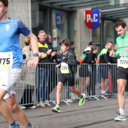 05.10.2025 - 20. swb-Marathon Bremen Strokosch-Dieckow http://msf.ph/oto/9233543 05.10.2025 10:42:12 Ziel 9700, 9775, 10208, 10375, 10592, 11178, 11230, 11725, 9700, 9775, 10208, 10375, 10592, 11178, 11230, 11725 meine-sportfotos.de