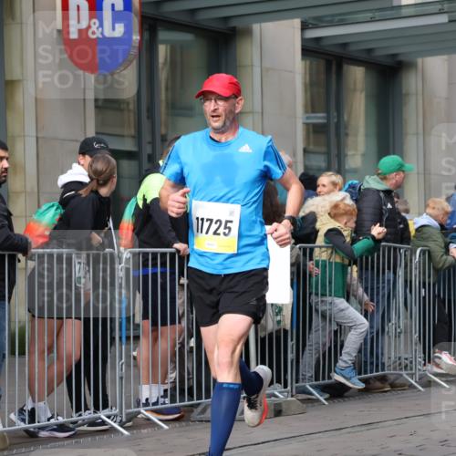 05.10.2025 - 20. swb-Marathon Bremen Strokosch-Dieckow http://msf.ph/oto/9233589 05.10.2025 10:42:14 Ziel 9775, 10208, 10375, 10592, 11178, 11230, 11725, 9775, 10208, 10375, 10592, 11178, 11230, 11725 meine-sportfotos.de