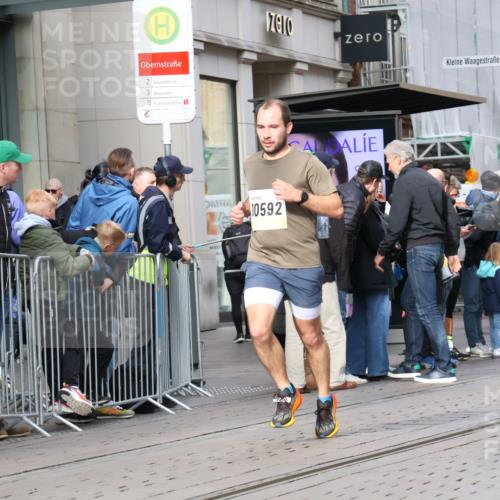 05.10.2025 - 20. swb-Marathon Bremen Strokosch-Dieckow http://msf.ph/oto/9233609 05.10.2025 10:42:24 Ziel 9524, 10592, 10624, 11178, 11640, 11725, 9524, 10592, 10624, 11178, 11640, 11725 meine-sportfotos.de