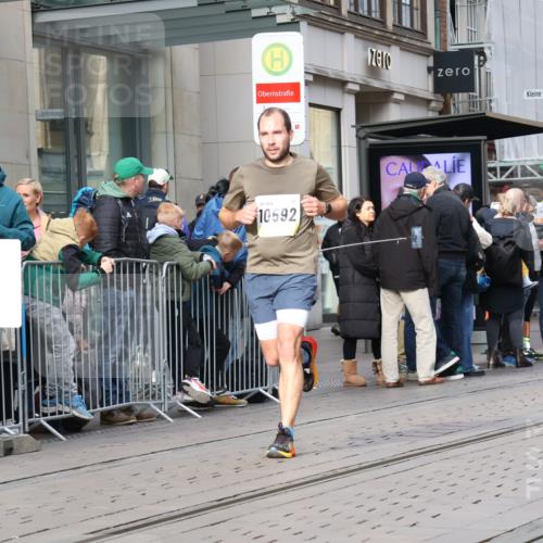 05.10.2025 - 20. swb-Marathon Bremen Strokosch-Dieckow http://msf.ph/oto/9233621 05.10.2025 10:42:25 Ziel 9524, 10592, 10624, 11178, 11640, 9524, 10592, 10624, 11178, 11640 meine-sportfotos.de