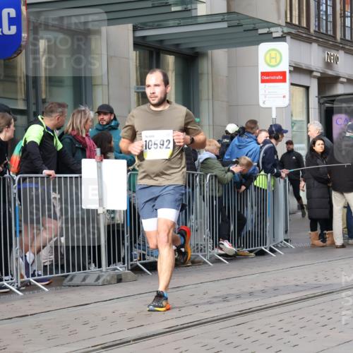 05.10.2025 - 20. swb-Marathon Bremen Strokosch-Dieckow http://msf.ph/oto/9233630 05.10.2025 10:42:25 Ziel 9524, 10592, 10624, 11178, 11640, 9524, 10592, 10624, 11178, 11640 meine-sportfotos.de