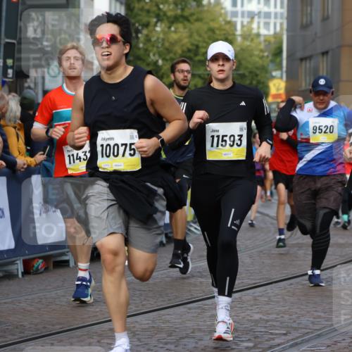 05.10.2025 - 20. swb-Marathon Bremen Strokosch-Dieckow http://msf.ph/oto/9233697 05.10.2025 10:54:02 Ziel 9313, 9520, 9807, 9835, 10019, 10075, 10163, 10631, 10662, 11151, 11152, 11303, 11339, 11347, 11432, 11593 meine-sportfotos.de