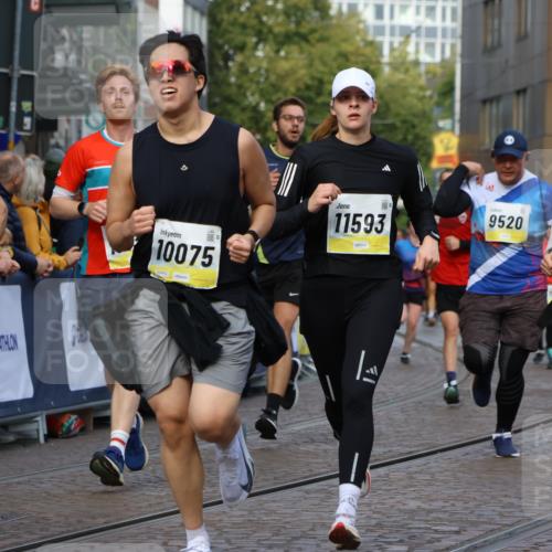 05.10.2025 - 20. swb-Marathon Bremen Strokosch-Dieckow http://msf.ph/oto/9233716 05.10.2025 10:54:02 Ziel 9313, 9520, 9807, 9835, 10019, 10075, 10163, 10631, 10662, 11151, 11152, 11303, 11339, 11347, 11432, 11593 meine-sportfotos.de