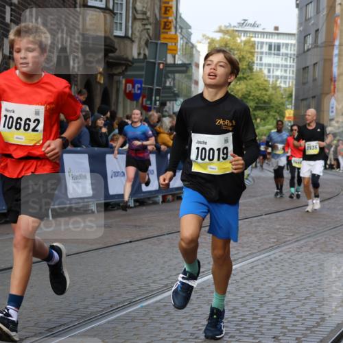 05.10.2025 - 20. swb-Marathon Bremen Strokosch-Dieckow http://msf.ph/oto/9233815 05.10.2025 10:54:07 Ziel 9402, 9520, 9807, 9900, 9935, 10019, 10533, 10631, 10662, 11151, 11203, 11303, 11347, 11432, 11449 meine-sportfotos.de