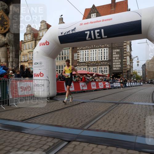 05.10.2025 - 20. swb-Marathon Bremen Yannick Fuchs http://msf.ph/oto/9233841 05.10.2025 10:34:41 Ziel 9319, 10718 meine-sportfotos.de