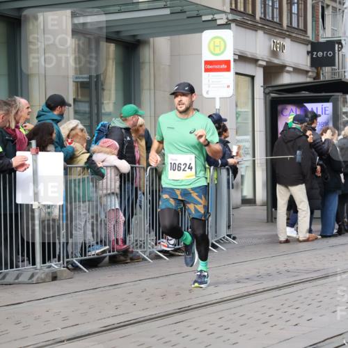 05.10.2025 - 20. swb-Marathon Bremen Strokosch-Dieckow http://msf.ph/oto/9233901 05.10.2025 10:42:41 Ziel 9006, 9302, 9524, 9558, 10045, 10474, 10553, 10624, 10961, 10979, 11476, 11640, 9006, 9302, 9524, 9558, 10045, 10474, 10553, 10624, 10961, 10979, 11476, 11640 meine-sportfotos.de