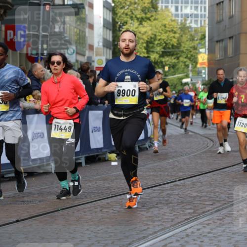 05.10.2025 - 20. swb-Marathon Bremen Strokosch-Dieckow http://msf.ph/oto/9233954 05.10.2025 10:54:12 Ziel 9402, 9574, 9900, 9935, 10234, 10402, 10533, 11203, 11347, 11449 meine-sportfotos.de