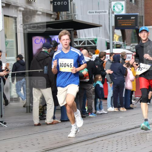 05.10.2025 - 20. swb-Marathon Bremen Strokosch-Dieckow http://msf.ph/oto/9233968 05.10.2025 10:42:45 Ziel 9006, 9302, 9558, 10045, 10474, 10541, 10553, 10624, 10961, 10979, 11304, 11476, 9006, 9302, 9558, 10045, 10474, 10541, 10553, 10624, 10961, 10979, 11304, 11476 meine-sportfotos.de