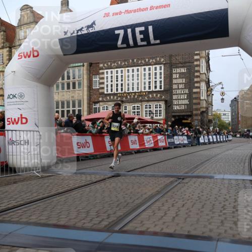 05.10.2025 - 20. swb-Marathon Bremen Yannick Fuchs http://msf.ph/oto/9233981 05.10.2025 10:34:44 Ziel 9319, 10718 meine-sportfotos.de