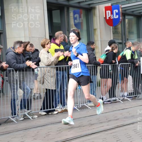 05.10.2025 - 20. swb-Marathon Bremen Strokosch-Dieckow http://msf.ph/oto/9234078 05.10.2025 10:42:53 Ziel 9006, 9302, 9558, 9967, 10474, 10541, 10553, 10961, 10979, 11304, 11476, 9006, 9302, 9558, 9967, 10474, 10541, 10553, 10961, 10979, 11304, 11476 meine-sportfotos.de
