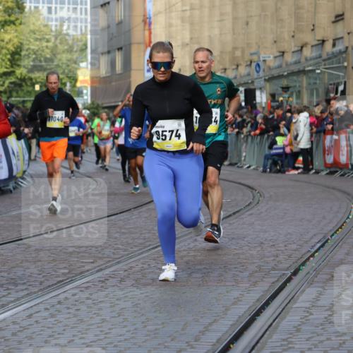 05.10.2025 - 20. swb-Marathon Bremen Strokosch-Dieckow http://msf.ph/oto/9234113 05.10.2025 10:54:15 Ziel 9402, 9574, 9900, 9935, 10234, 10402, 10533, 10915, 11040, 11203, 11449 meine-sportfotos.de