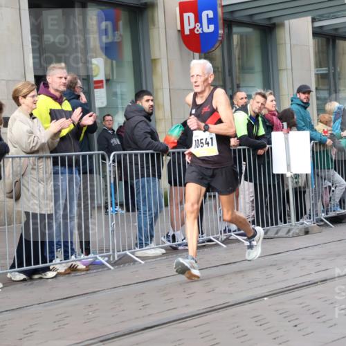 05.10.2025 - 20. swb-Marathon Bremen Strokosch-Dieckow http://msf.ph/oto/9234237 05.10.2025 10:43:01 Ziel 9545, 9967, 10474, 10541, 10979, 11304, 9545, 9967, 10474, 10541, 10979, 11304 meine-sportfotos.de