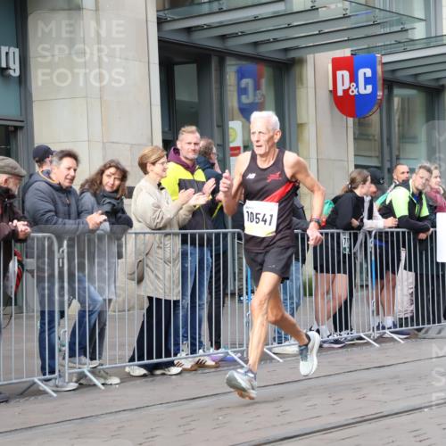 05.10.2025 - 20. swb-Marathon Bremen Strokosch-Dieckow http://msf.ph/oto/9234249 05.10.2025 10:43:01 Ziel 9545, 9967, 10474, 10541, 10979, 11304, 9545, 9967, 10474, 10541, 10979, 11304 meine-sportfotos.de