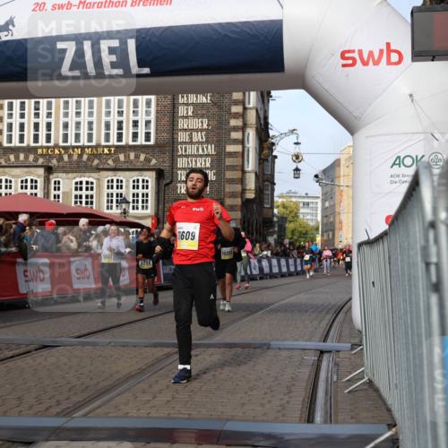 05.10.2025 - 20. swb-Marathon Bremen Yannick Fuchs http://msf.ph/oto/9234287 05.10.2025 11:04:07 Ziel 9241, 9379, 9398, 9571, 10106, 10205, 10265, 10271, 10551, 11183, 11609 meine-sportfotos.de