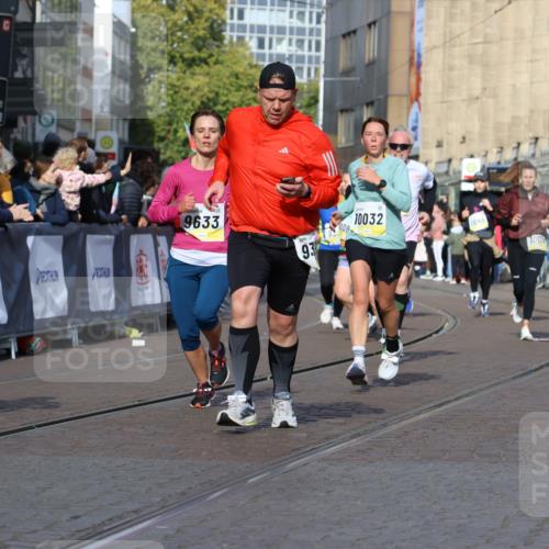 05.10.2025 - 20. swb-Marathon Bremen Strokosch-Dieckow http://msf.ph/oto/9234288 05.10.2025 10:54:26 Ziel 9367, 9392, 9407, 9633, 10032, 10097, 10178, 10810, 11040, 11045, 11089, 11271 meine-sportfotos.de