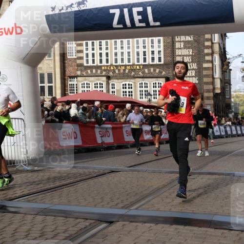 05.10.2025 - 20. swb-Marathon Bremen Yannick Fuchs http://msf.ph/oto/9234303 05.10.2025 11:04:07 Ziel 9241, 9379, 9398, 9571, 10106, 10205, 10265, 10271, 10551, 11183, 11609 meine-sportfotos.de