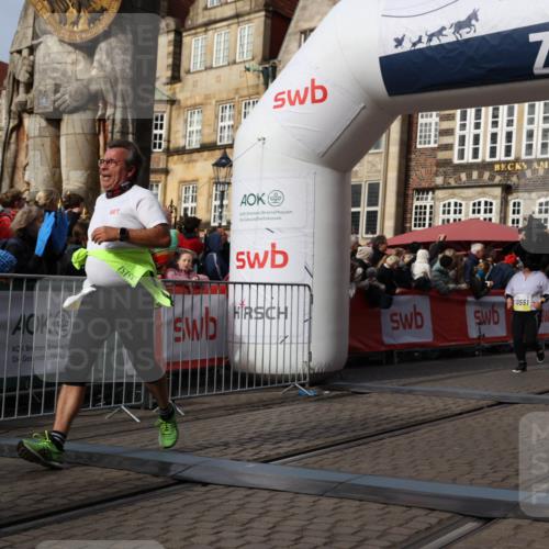 05.10.2025 - 20. swb-Marathon Bremen Yannick Fuchs http://msf.ph/oto/9234328 05.10.2025 11:04:08 Ziel 9379, 9398, 10205, 10265, 10271, 10551, 11183, 11609 meine-sportfotos.de