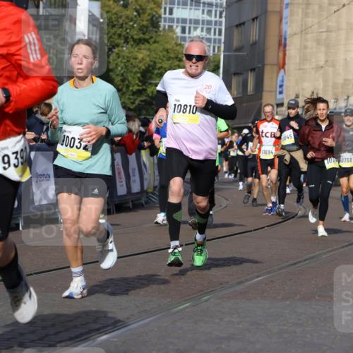 05.10.2025 - 20. swb-Marathon Bremen Strokosch-Dieckow http://msf.ph/oto/9234348 05.10.2025 10:54:28 Ziel 9367, 9392, 9633, 10032, 10097, 10178, 10296, 10768, 10810, 11045, 11089, 11271 meine-sportfotos.de