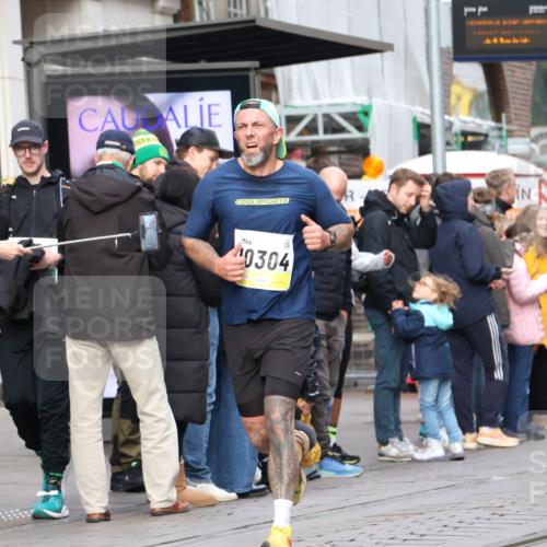 05.10.2025 - 20. swb-Marathon Bremen Strokosch-Dieckow http://msf.ph/oto/9234357 05.10.2025 10:43:20 Ziel 9270, 9545, 10304, 10559, 9270, 9545, 10304, 10559 meine-sportfotos.de
