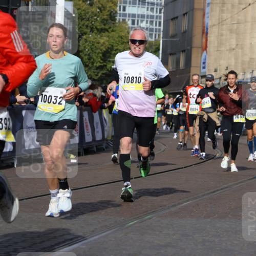05.10.2025 - 20. swb-Marathon Bremen Strokosch-Dieckow http://msf.ph/oto/9234373 05.10.2025 10:54:28 Ziel 9367, 9392, 9633, 10032, 10097, 10178, 10296, 10768, 10810, 11045, 11089, 11271 meine-sportfotos.de