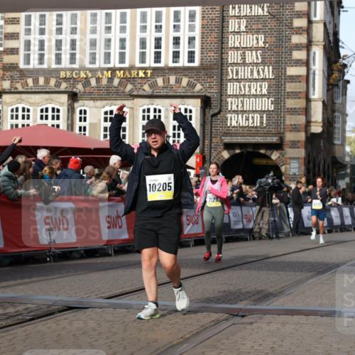 05.10.2025 - 20. swb-Marathon Bremen Yannick Fuchs http://msf.ph/oto/9234400 05.10.2025 11:04:10 Ziel 7123, 9275, 9398, 10205, 10265, 10271, 10551, 11183, 11609, 11611 meine-sportfotos.de