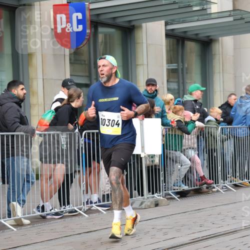 05.10.2025 - 20. swb-Marathon Bremen Strokosch-Dieckow http://msf.ph/oto/9234414 05.10.2025 10:43:23 Ziel 9170, 9270, 9545, 10304, 10559, 11683, 9170, 9270, 9545, 10304, 10559, 11683 meine-sportfotos.de