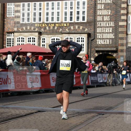05.10.2025 - 20. swb-Marathon Bremen Yannick Fuchs http://msf.ph/oto/9234418 05.10.2025 11:04:10 Ziel 7123, 9275, 9398, 10205, 10265, 10271, 10551, 11183, 11609, 11611 meine-sportfotos.de