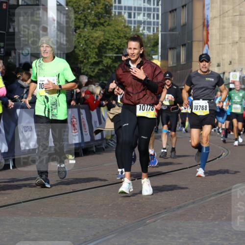 05.10.2025 - 20. swb-Marathon Bremen Strokosch-Dieckow http://msf.ph/oto/9234478 05.10.2025 10:54:31 Ziel 9367, 9392, 9633, 10032, 10174, 10178, 10296, 10768, 10810, 11045, 11089, 11321, 11694 meine-sportfotos.de