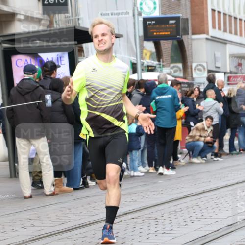 05.10.2025 - 20. swb-Marathon Bremen Strokosch-Dieckow http://msf.ph/oto/9234529 05.10.2025 10:43:35 Ziel 9170, 9270, 9614, 9865, 9919, 10351, 10559, 10652, 10780, 11256, 11316, 11503, 11683, 9170, 9270, 9614, 9865, 9919, 10351, 10559, 10652, 10780, 11256, 11316, 11503, 11683 meine-sportfotos.de