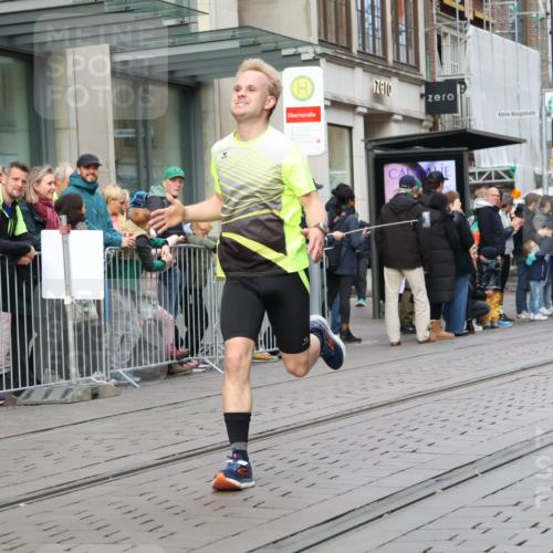 05.10.2025 - 20. swb-Marathon Bremen Strokosch-Dieckow http://msf.ph/oto/9234560 05.10.2025 10:43:36 Ziel 9170, 9270, 9614, 9865, 9919, 10351, 10559, 10652, 10780, 11256, 11316, 11503, 11683, 9170, 9270, 9614, 9865, 9919, 10351, 10559, 10652, 10780, 11256, 11316, 11503, 11683 meine-sportfotos.de