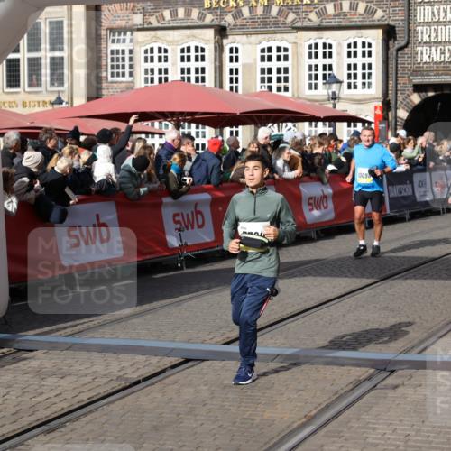 05.10.2025 - 20. swb-Marathon Bremen Yannick Fuchs http://msf.ph/oto/9234662 05.10.2025 11:04:16 Ziel 7123, 7789, 9275, 9398, 10098, 10205, 10551, 10853, 11001, 11077, 11102, 11611, 11685 meine-sportfotos.de