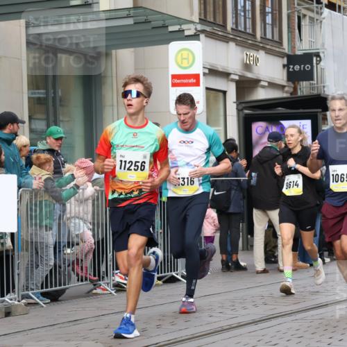 05.10.2025 - 20. swb-Marathon Bremen Strokosch-Dieckow http://msf.ph/oto/9234794 05.10.2025 10:43:49 Ziel 9614, 9865, 9919, 10044, 10348, 10351, 10649, 10652, 10780, 10816, 11256, 11316, 11503, 11645, 11648, 11659, 9614, 9865, 9919, 10044, 10348, 10351, 10649, 10652, 10780, 10816, 11256, 11316, 11503, 11645, 11648, 11659 meine-sportfotos.de