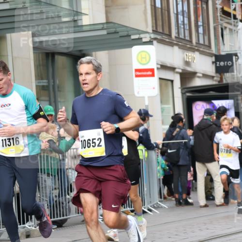 05.10.2025 - 20. swb-Marathon Bremen Strokosch-Dieckow http://msf.ph/oto/9234826 05.10.2025 10:43:50 Ziel 9614, 9865, 9919, 10044, 10348, 10351, 10649, 10652, 10780, 10816, 11256, 11316, 11503, 11645, 11648, 11659, 9614, 9865, 9919, 10044, 10348, 10351, 10649, 10652, 10780, 10816, 11256, 11316, 11503, 11645, 11648, 11659 meine-sportfotos.de